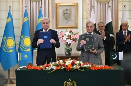 Қасым-Жомарт Тоқаев пен Шахбаз Шариф Қазақстан Республикасы мен Пәкістан Ислам Республикасы арасында стратегиялық серіктестік орнату туралы бірлескен декларацияға қол қойды