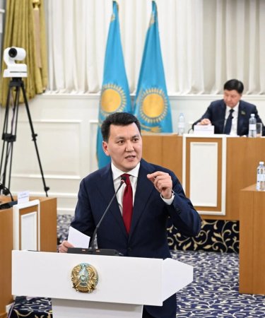 Жаңа Конституциямыздағы жаңа ұстанымдар мен нормалар басқа елдерге үлгі, бағдар болатынына сенімді айта аламыз– Ерлан Қарин