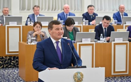 АЙМАҚ БАСШЫСЫ КОНСТИТУЦИЯЛЫҚ КЕҢЕСТІҢ КЕЗЕКТІ ОТЫРЫСЫНДА БАЯНДАМА ЖАСАДЫ