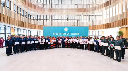 Аймақ басшысы Алғыс айту күніне орай бірқатар саланың қызметкерлерін марапаттады