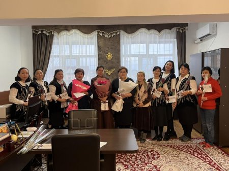 Әйелдер қауымын шуақты мерекемен құттықтады