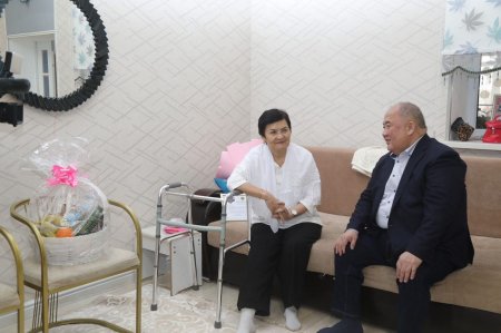 Аудан әкімі қарт аналарды мерекемен құттықтады