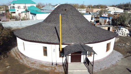 Қызылордалық отбасы кірпіштен салынған қараша үйде тұрып жатыр