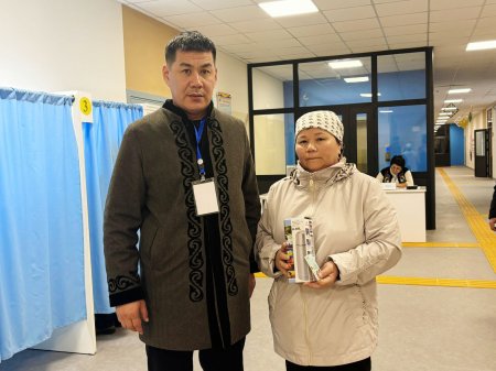 Алғаш келген дауыс берушіге сыйлық берілді