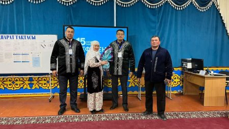 Алғашқы дауыс берушіге сыйлық табысталды