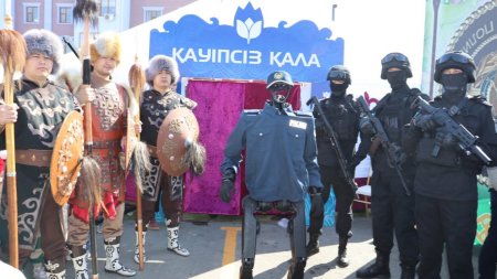 Қызылордалық полицейлер Наурыз мейрамында жергілікті тұрғындарға робот – полицейдің жұмысын таныстырды