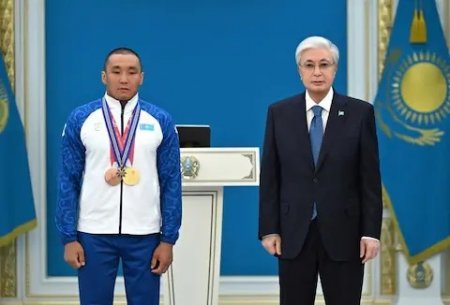 Мемлекет басшысы ХІV Қысқы Паралимпиада ойындарының чемпионы Ербол Хамитовты марапаттады