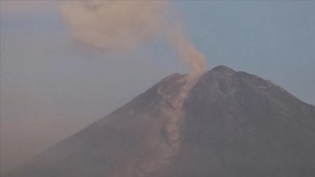 Индонезияда Семеру жанартауы бірнеше рет атқылады