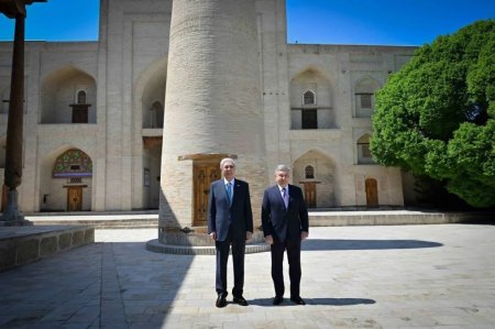 Қасым-Жомарт Тоқаев пен Шавкат Мирзиёев Бахауддин Нақышбанди мемориалдық кешеніне барды
