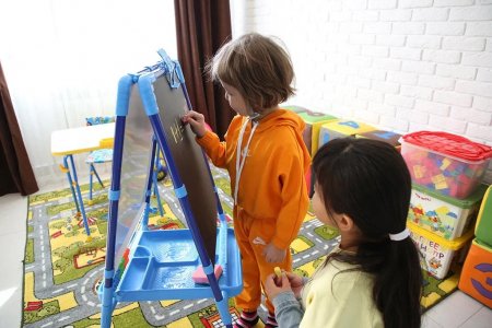 Телефонға телмірген бала: психолог ата-ана елемейтін мәселеге тоқталды