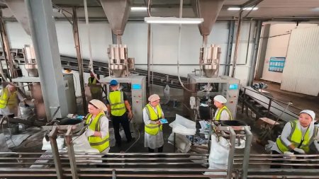 «Аралтұз» жұмысшыларына 100 мың теңгеден берілді