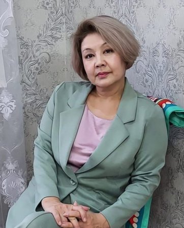 Кітап жазып жүрген қыз