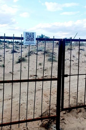 Қорымға QR код қондырған