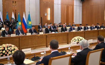 Қасым-Жомарт Тоқаев пен Владимир Путин келіссөздерді ресми делегация мүшелерінің қатысуымен кеңейтілген құрамда жалғастырды