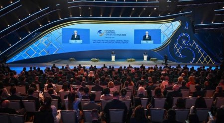 Қасым-Жомарт Тоқаев: «Жасанды интеллект технологияларының көз ілеспес жылдамдықпен дамуы жаһандық экономикаға ықпал ететін іргелі факторға айналып үлгергенін көріп отырмыз»