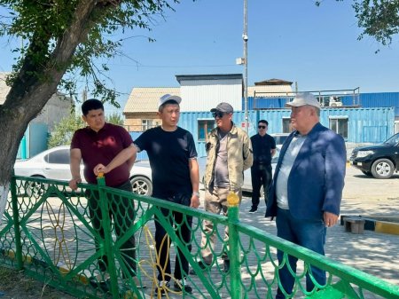 АУДАН ӘКІМІ СЕНБІЛІК БАРЫСЫНДА ҚАЛАДАҒЫ БІРҚАТАР ҚОҒАМДЫҚ ОРЫНДАРДЫҢ ЖАЙ-КҮЙІНЕ ЗЕРДЕЛЕУ ЖҰМЫСТАРЫН ЖҮРГІЗДІ