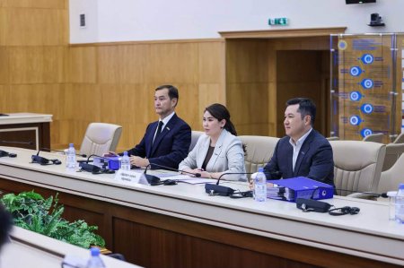 «Әділет» партиясы кандидаттардың партиялық тізімін тіркеу үшін ОСК-ға құжат тапсырды