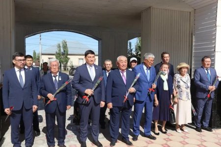Кемеңгер ақын Абай Құнанбайұлының ескерткішіне гүл шоқтарын қою рәсімі өтті