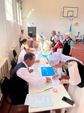 Арал ауданында бір әулеттің келіндері бірге дауыс беруге қатысты