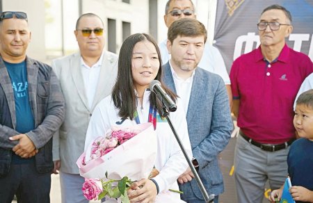 Әлем чемпионына пәтер сыйлады