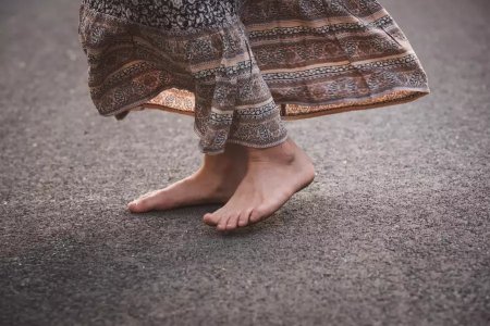 Үйде жалаңаяқ жүру пайдалы ма? Маман түсіндірді