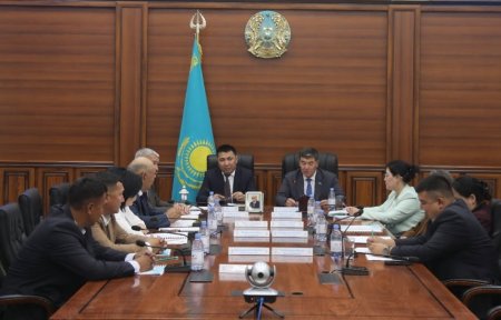 Арал аудандық мәслихатының кезектен тыс сессиясы өтті