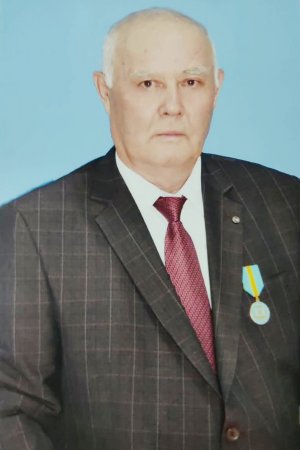 Жасы кіші демеңіз, ақылы асса аға, тұт